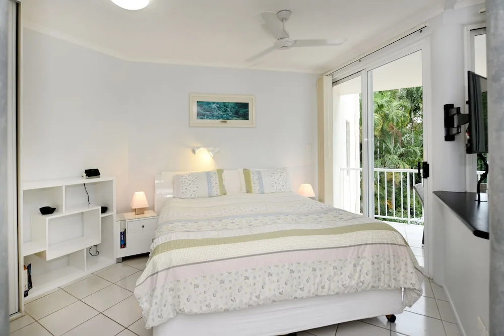 Golden Sands Beachfront Apartment Resort in Yorkeys Knob, Australia - photo 3