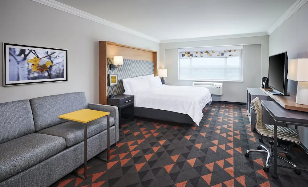 Holiday Inn & Suites Oakville @ Bronte in Oakville, Canada - photo 4