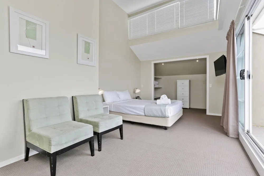 Deep Blue Hotel & Hot Springs in Warrnambool, Australia - photo 3