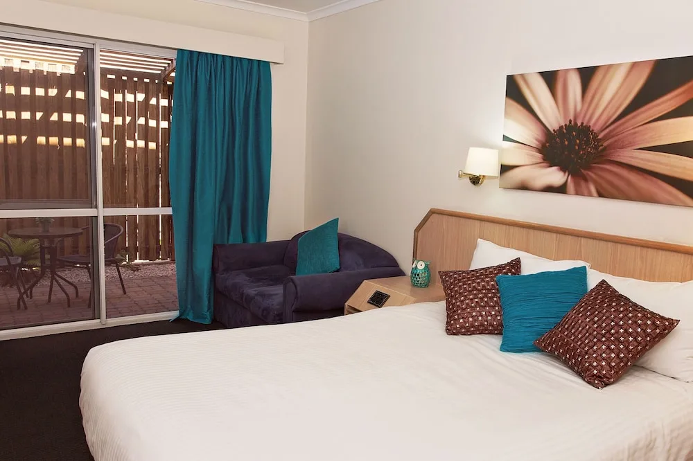 White Lace Motor Inn in West Mackay, Australia - photo 5