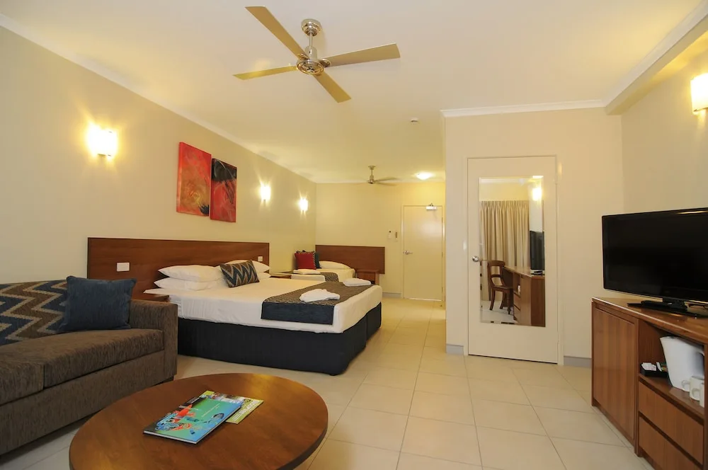 Cairns Queenslander Hotel & Apartments in Cairns North, Australia - photo 2