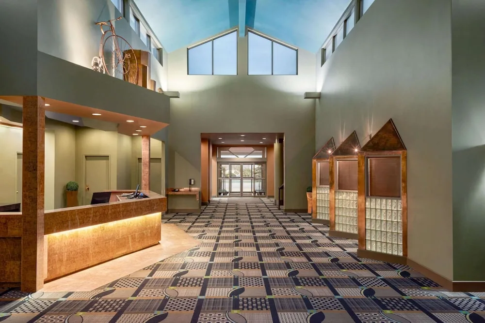 Royal Hotel West Edmonton, Trademark Collection by Wyndham in Edmonton, Canada - photo 5