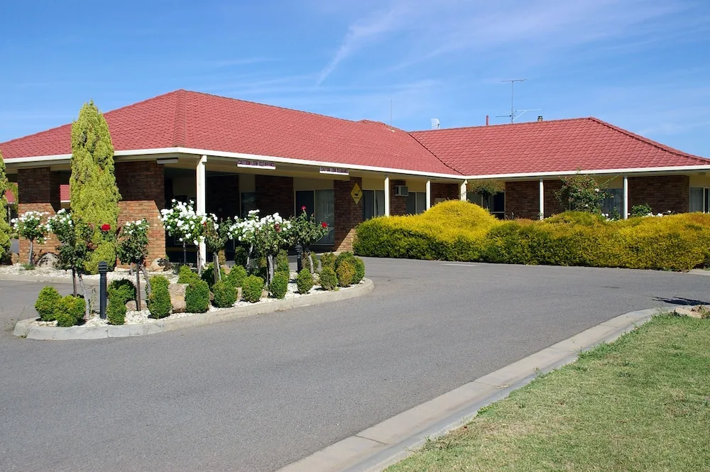 Pines Country Club Motor Inn in Shepparton, Australia - photo 2