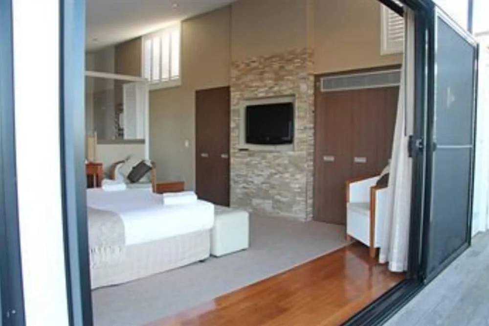 Caves Coastal Bar & Bungalows in Caves Beach, Australia - photo 4
