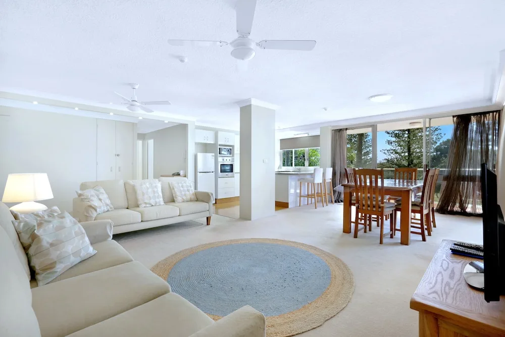 Pacific Regis Apartments in Burleigh Heads, Australia - photo 5