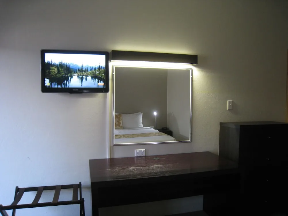 Country Lodge Motor Inn in Bathurst, Australia - photo 5