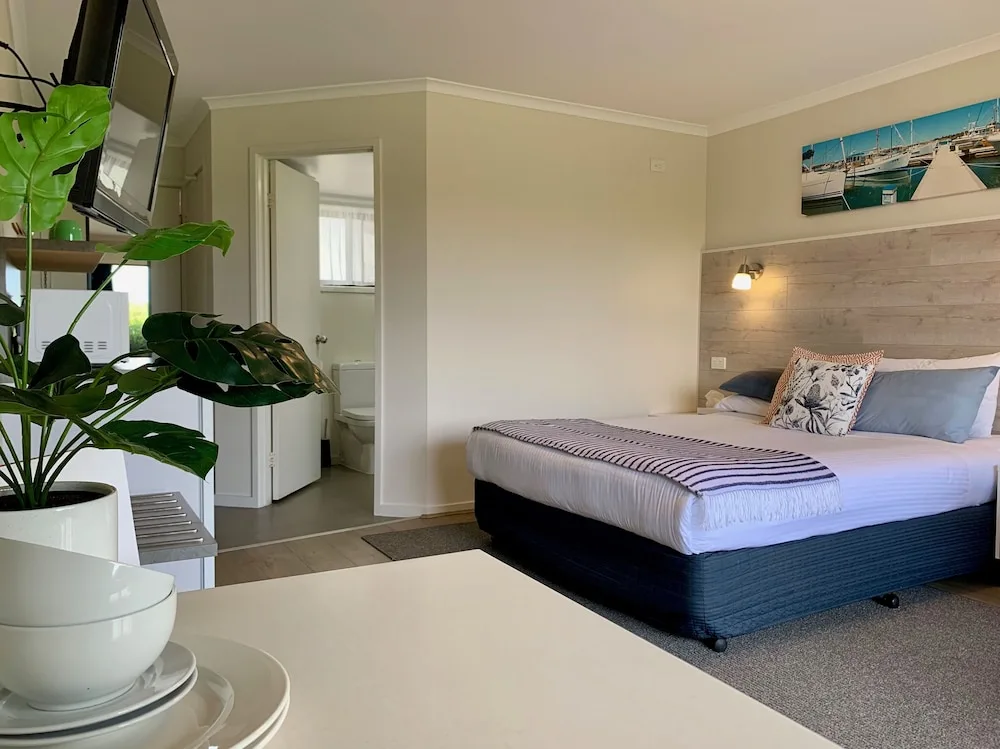Apollo Bay Waterfront Motor Inn in Apollo Bay, Australia - photo 4