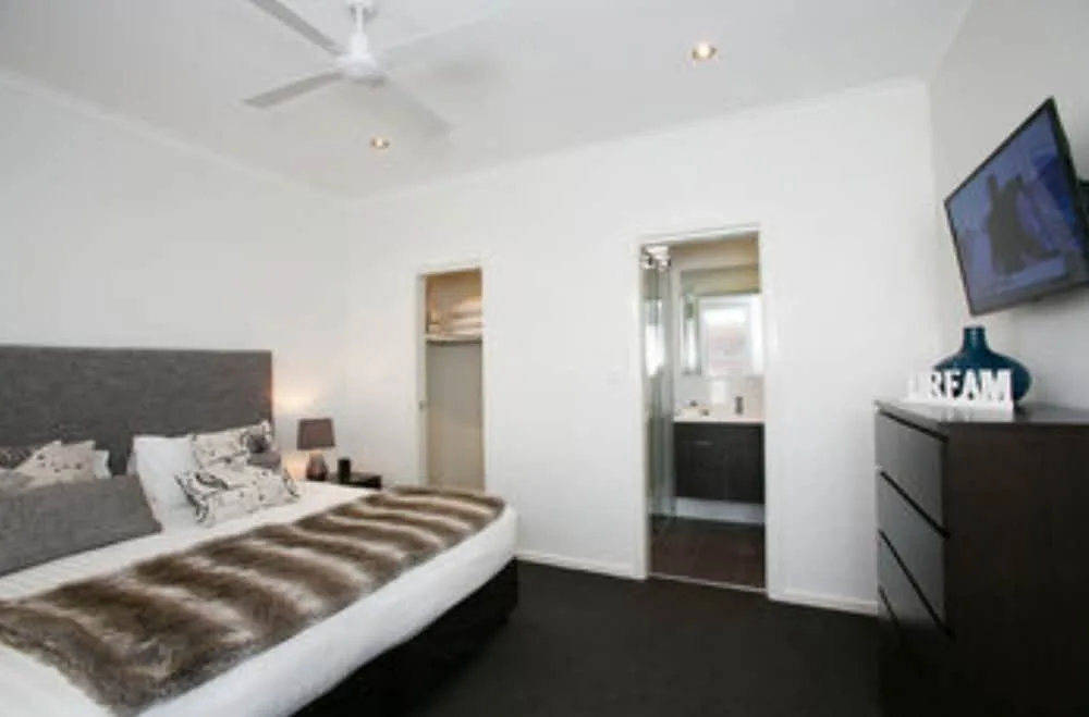Caves Coastal Bar & Bungalows in Caves Beach, Australia - photo 5