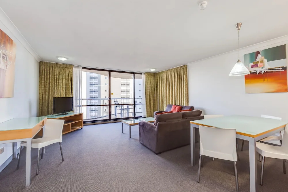 Central Hillcrest Apartment Hotel in South Brisbane, Australia - photo 3