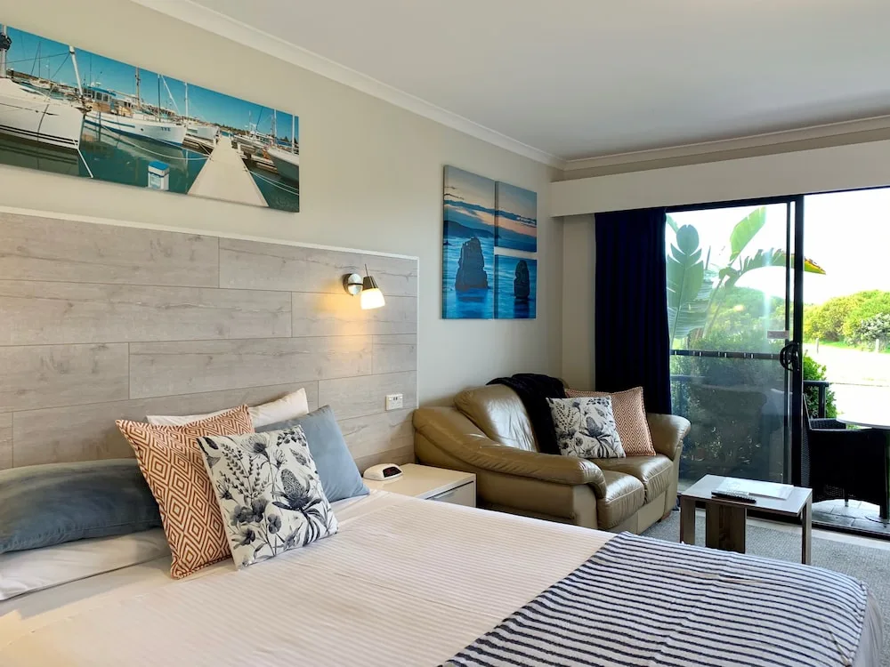 Apollo Bay Waterfront Motor Inn in Apollo Bay, Australia - photo 2