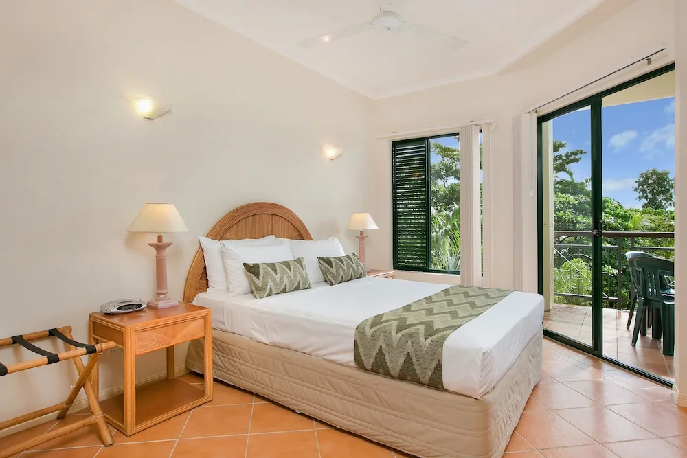 Tropic Towers Apartments in Cairns North, Australia - photo 4